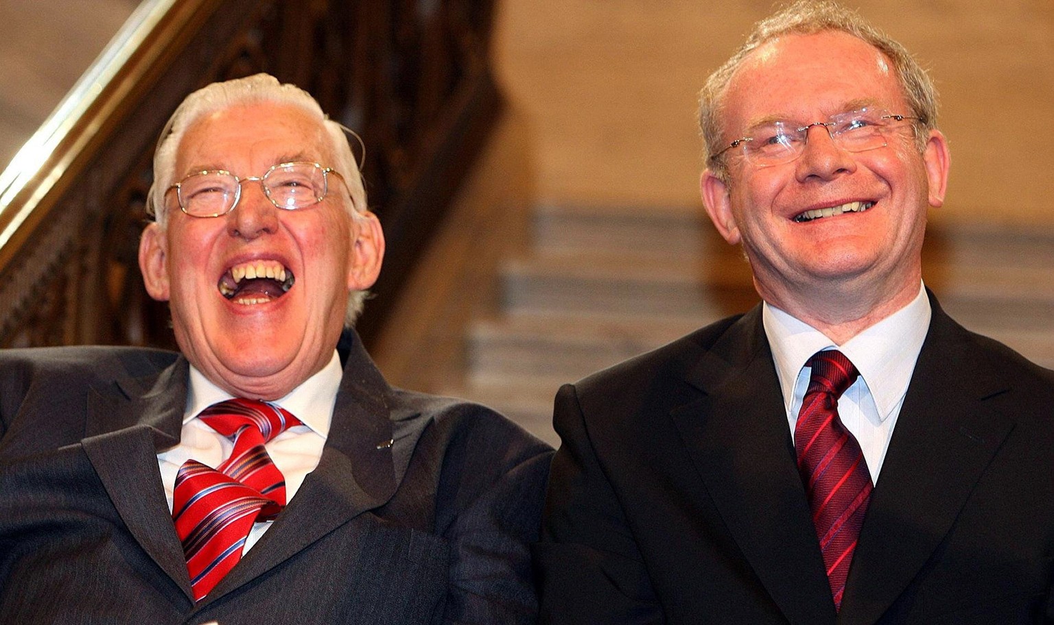 Die beiden ehemaligen Erzfeinde Paisley und Martin McGuinnes bei ihrer Amtseinsetzung am 8. Mai 2007, Paisley als «Northern Ireland's First Minister» und McGuinnes als sein Stellvertreter.