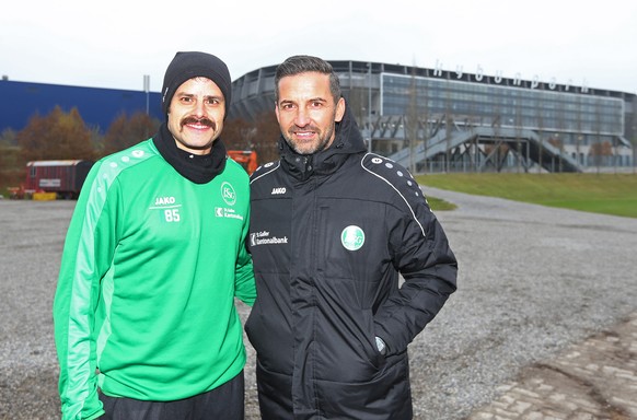 FC St. Gallen Rueckkehrer Tranquillo Barnetta, links, bei seinem 1. Training, hier zusammen mit Trainer Joe Zinnbauer, rechts, aufgenommen am Montag, 14. November 2016, beim Fussball Training des FC S ...