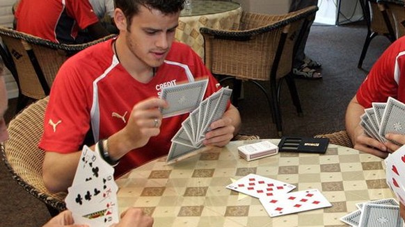 Arnaud Buehler, Tranquillo Barnetta, Swen Koenig und Sandro Burki, von links nach rechts, entspannen sich bei einem Jass im Spielerhotel an der U20 Junioren Fussball Weltmeisterschaft in Enschede, Hol ...