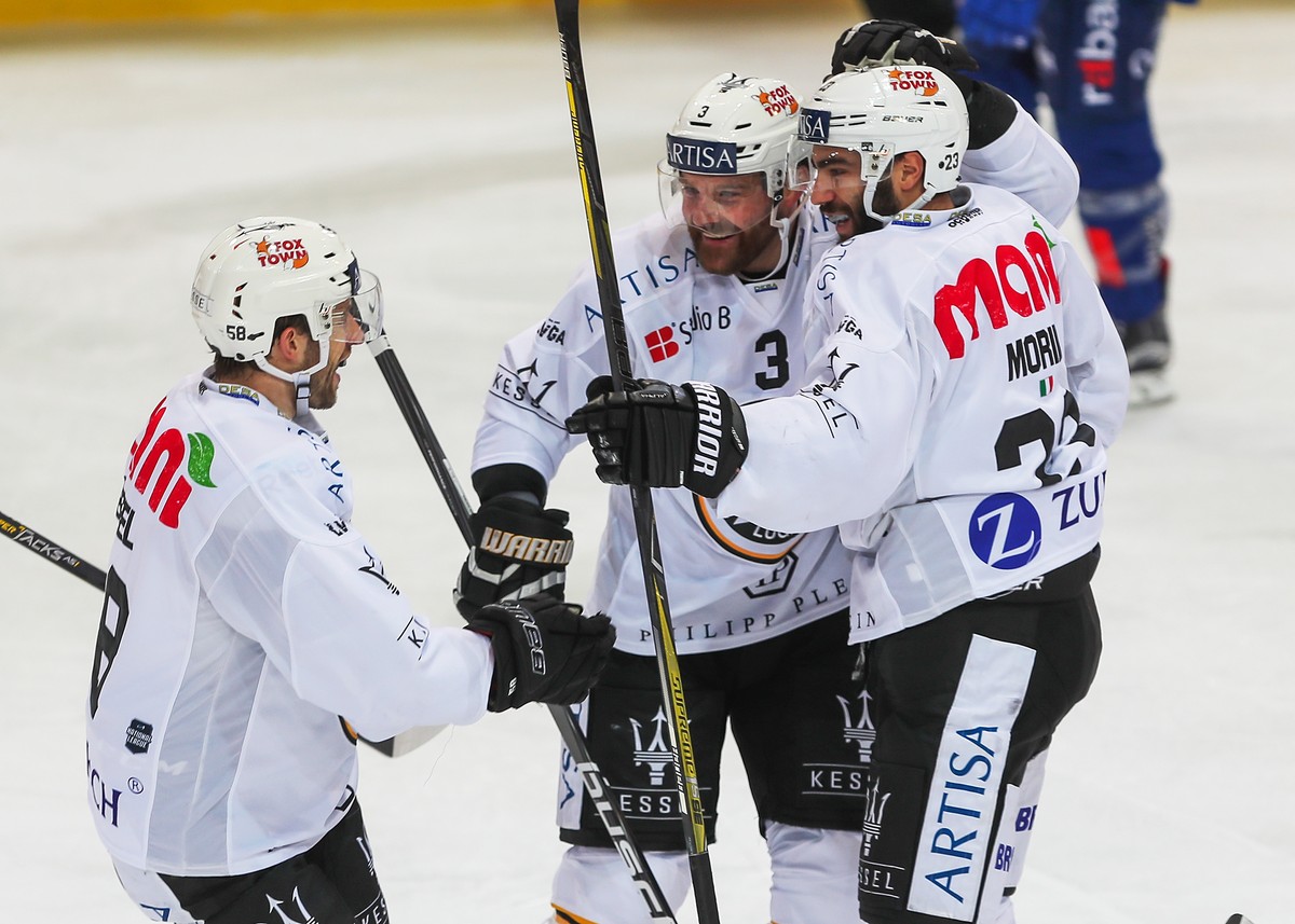 Freude bei den Luganesi nach dem 0:3 durch Giovanni Morini, rechts, der sich mit Julien Vauclair, Mitte, und Romain Loeffel, links, freut, aufgenommen am Samstag, 27. Oktober 2018, beim Eishockey Nati ...