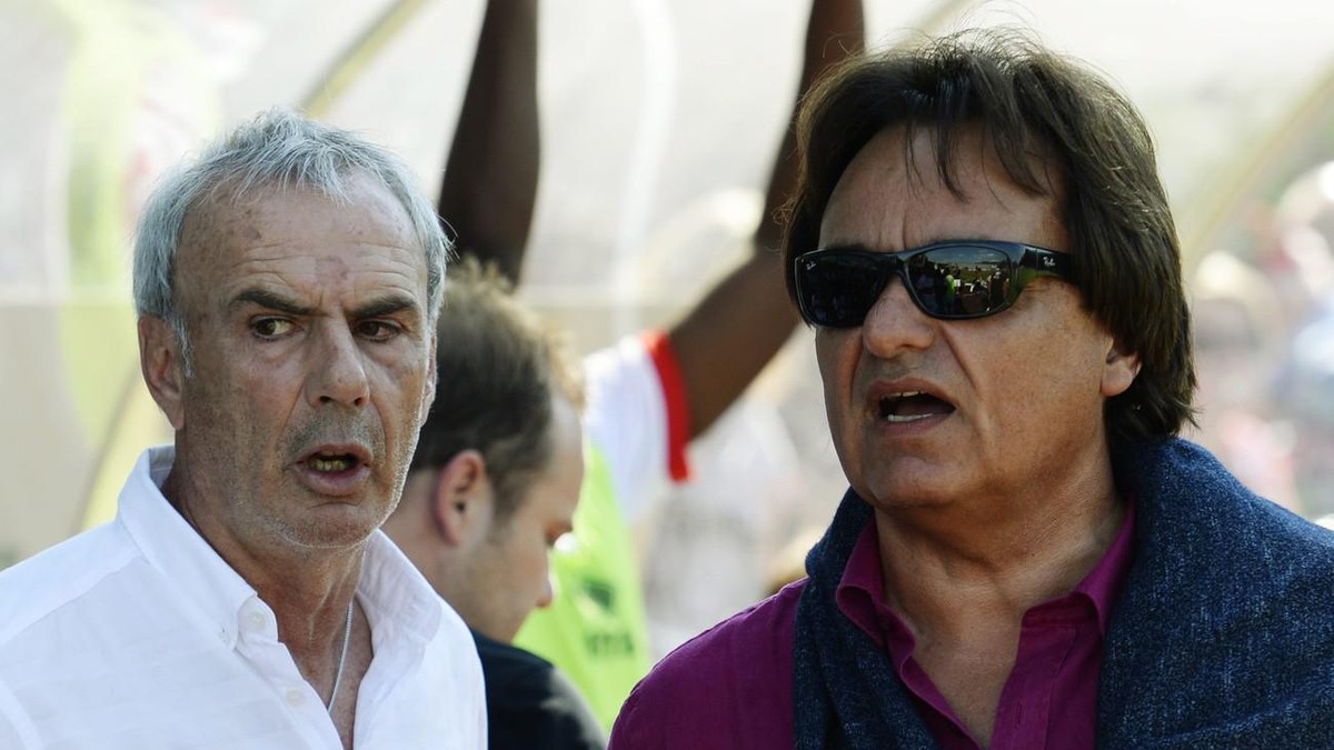 Sion's Trainer Michel Decastel, links, spricht vor der Verlaengerung mit den Praesident Christian Constantin, rechts, im Fussballspiel der ersten Hauptrunde des Schweizer Cup FC Sursee gegen FC S ...