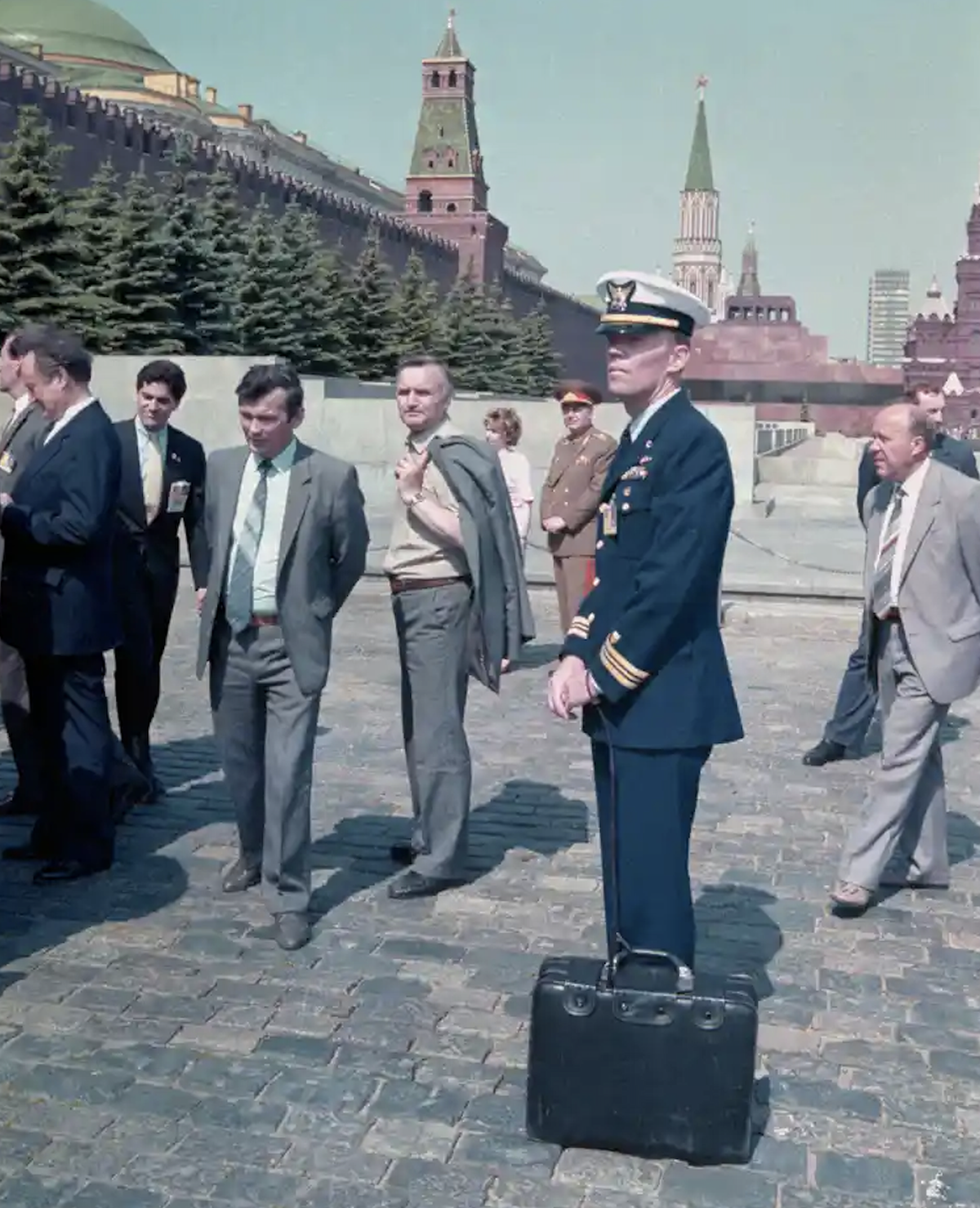La mallette nucléaire, menottée à son militaire, sur la Place Rouge, durant la visite de Ronald Reagan en Union-Soviétique en 1988.