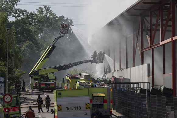 Feuerwehrleute loeschen einen Brand in der Recyclinganlage &quot;Muelliland&quot;, aufgenommen am Dienstag, 11. Juli 2023 in Wallisellen Zuerich. (KEYSTONE/Ennio Leanza)
