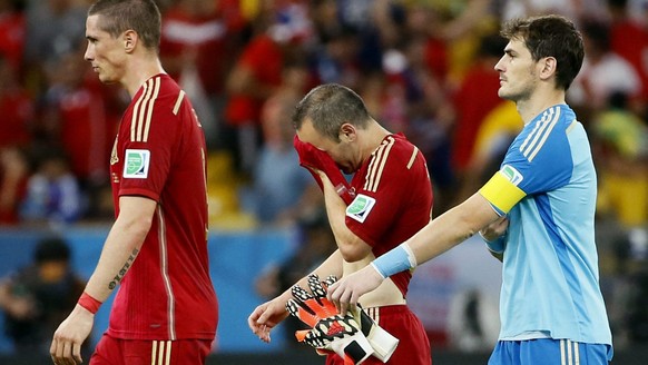 ARCHIV - ZU DEN RUECKBLICKEN AUF DIE WM 2010 UND 2014 STELLEN WIR IHNEN FOLGENDES BILDMATERIAL ZUR VERFUEGUNG - epa04265674 Spain&#039;s Fernando Torres (L-R), Andres Iniesta, and goalkepper Iker Casi ...