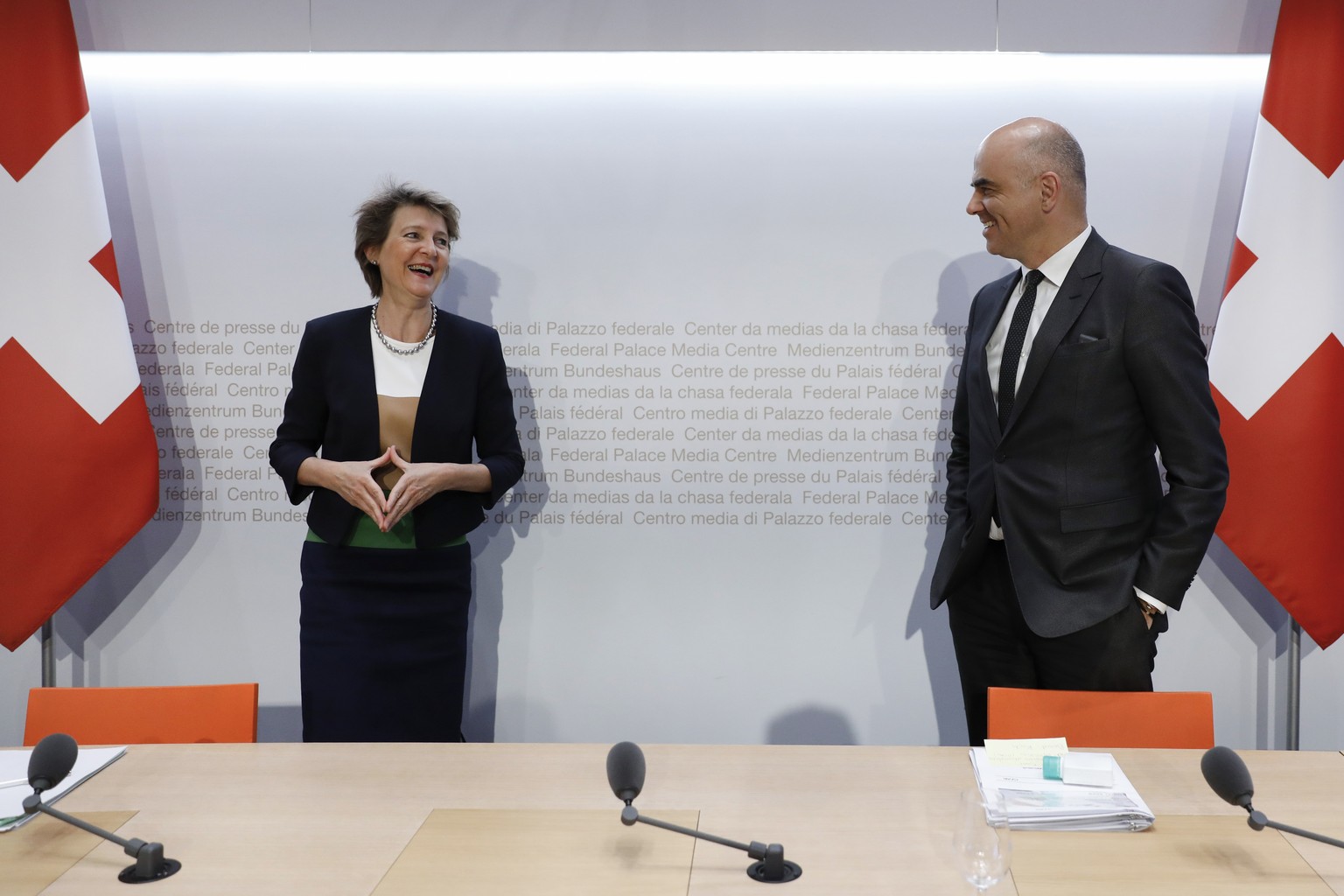 Bundespraesidentin Simonetta Sommaruga, links, diskutiert mit Bundesrat Alain Berset, am Ende einer Medienkonferenz des Bundesrates ueber die Situation des Coronavirus, am Mittwoch, 29. April 2020 in  ...