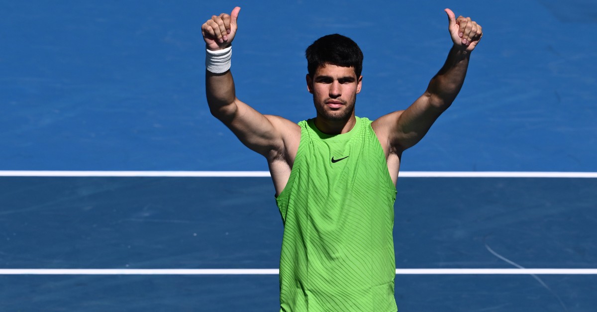 alcaraz-lacht-bei-sieg-ber-fanrufe-djokovic-kampflos-weiter-medwedew-chancenlos