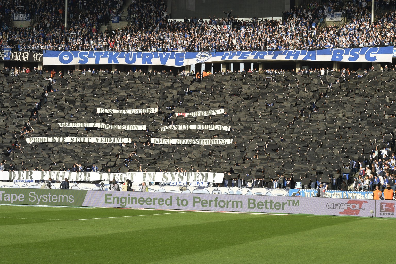 epa05947098 Berlin&#039;s fans before the German Bundesliga soccer match between Hertha BSC and RB Leipzig in Berlin, Germany, 06 May 2017. EPA/CLEMENS BILAN (EMBARGO CONDITIONS - ATTENTION: Due to th ...