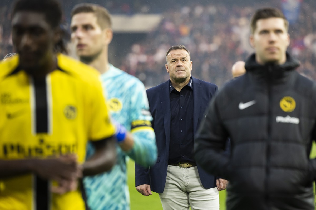 Trainer Patrick Rahmen (YB), hinten, steht mit seinen Spielern Cedric Itten, rechts, Torhueter David von Ballmoos und Tanguy Zoukrou vor den Fans, nach der Niederlage im Super League Spiel zwischen de ...