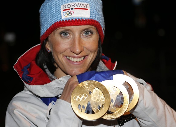 SOTSJI, RUSSLAND 20140222. Vinter OL, Olympiske leker i Sotsji 2014. Avslutningsseremoni. Langrenn 30 km kvinner. Cross country. Norwegian athletes Gold winner Marit Bjorgen showing her three gold med ...