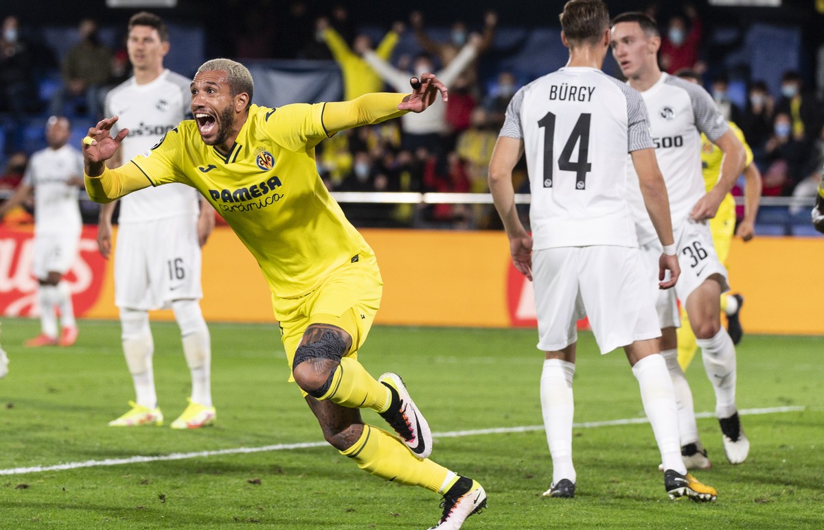 epa09560291 Villareal's Etienne Capoue, 2nd left, celebrates after scoring the 1-0, as Young Boys' Silvan Hefti, and Nicolas Buergy, from left, and Christian Fassnacht, left, look on, during ...