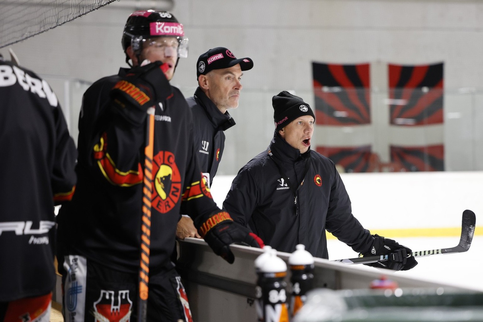 SC Bern Trainer Jussi Tapola, rechts, Assistenztrainer Christer Olsson, Mitte, und Joel Vermin, links, beim ersten offiziellen Eistraining des SC Bern, am Montag, 7. August 2023 in der Trainingshalle  ...