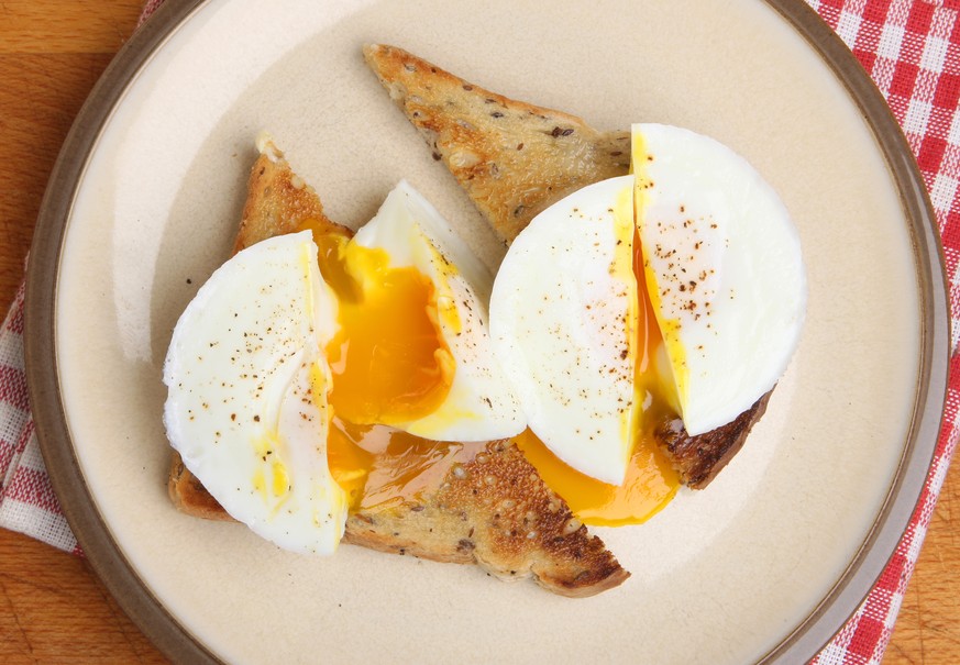 poached eggs on toast pochierte eier brot frühstück zmorge essen food