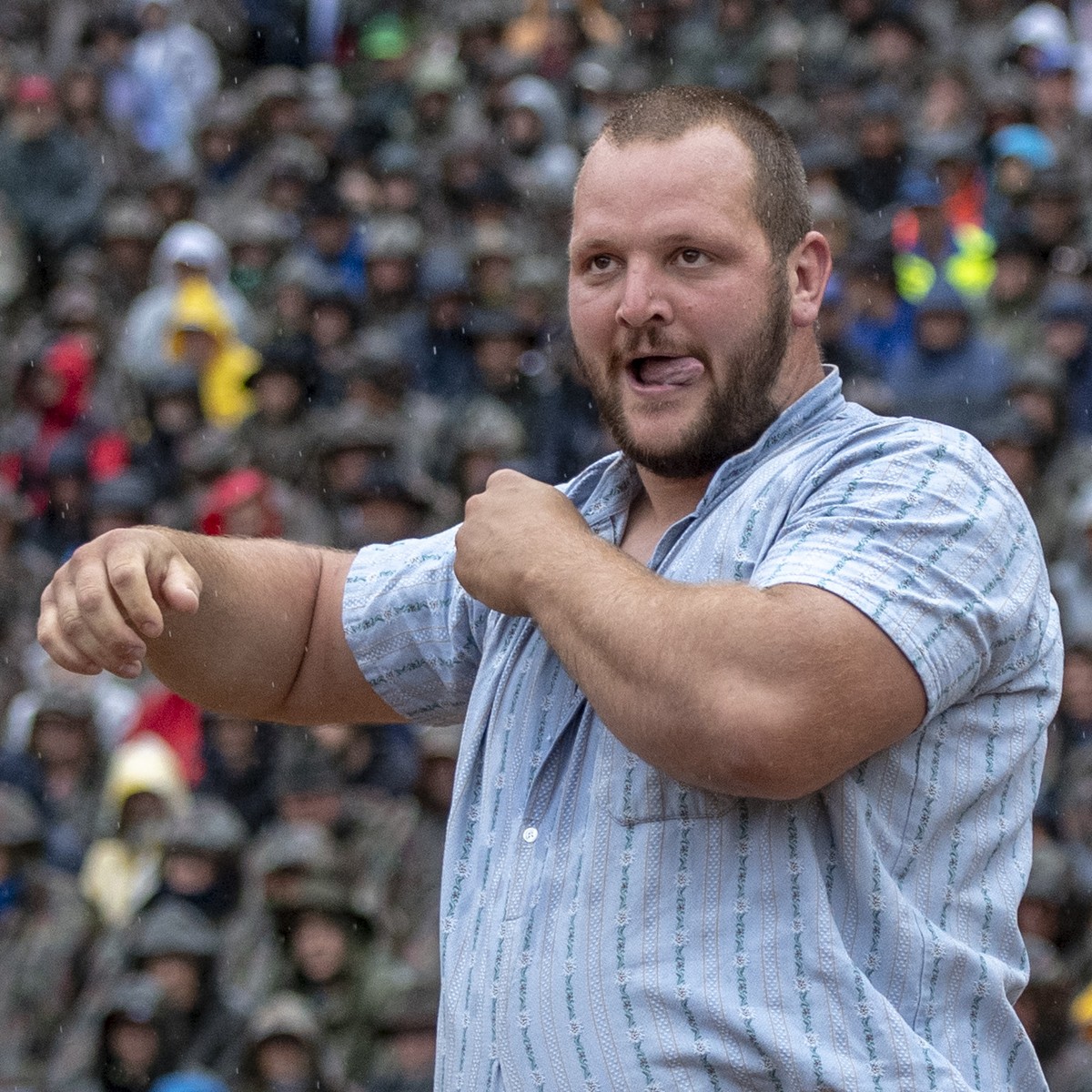 Sven Schurtenberger im 1. Gang beim traditionellen Bruenig Schwinget vom Sonntag, 28. Juli 2019, auf dem Bruenig Pass. (KEYSTONE/Urs Flueeler)