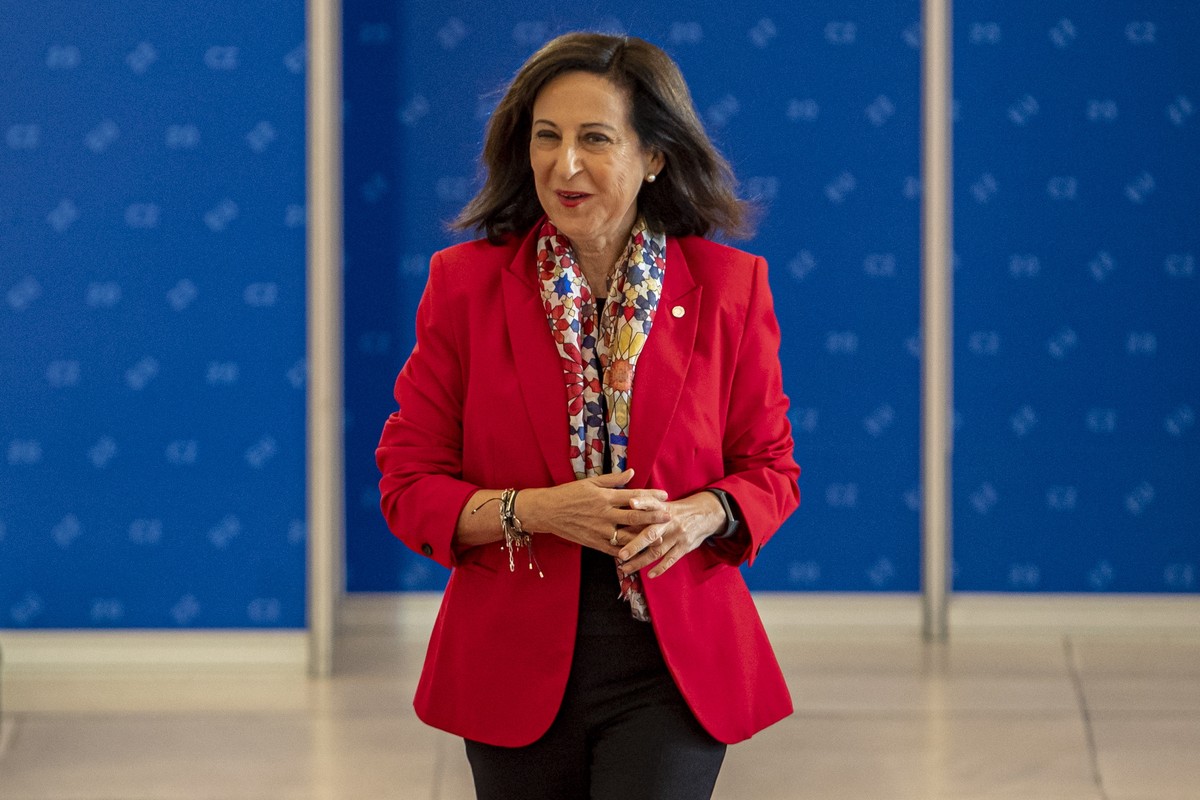 epa10146659 Spanish Minister of Defense Margarita Robles arrives for the European Defence Ministerial Meeting in Prague, Czech Republic, 30 August 2022. EPA/MARTIN DIVISEK