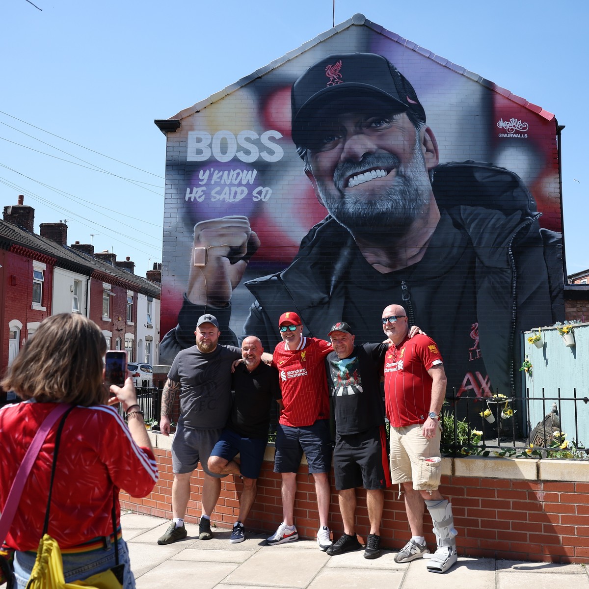 epa11352828 Fans take photographs of a mural of Liverpool manager Jurgen Klopp ahead of the English Premier League soccer match of Liverpool FC against Wolverhampton Wanderers in Liverpool, Britain, 1 ...