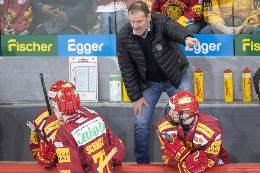 Tigers Head Coach Heinz Ehlers, Mitte, gibt Anweisungen, waehrend des Eishockey Meisterschaftsspiels der National League zwischen den SCL Tigers und dem EV Zug, am Samstag, 18. Januar 2020, im Ilfisst ...