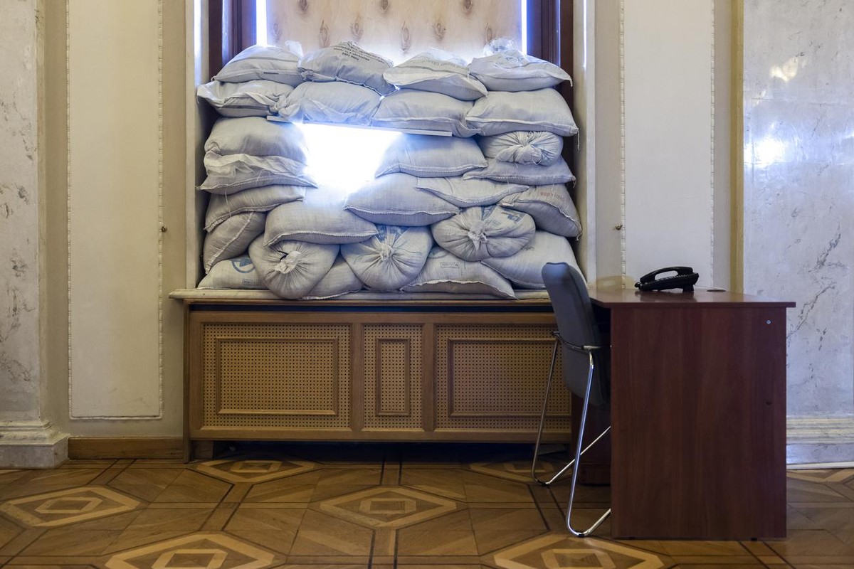 Sand barricades seen in the parliament building in Kiev, Ukraine, Wednesday, April 27, 2022. (KEYSTONE/Peter Klaunzer)