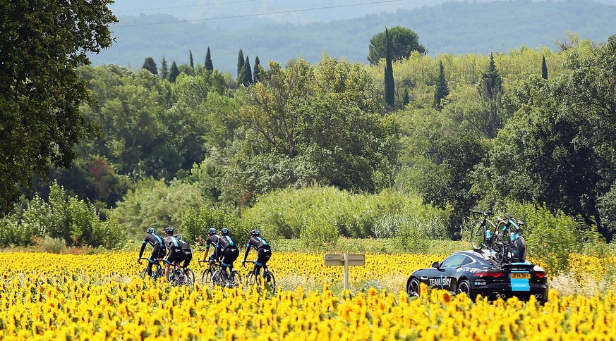 Ruhetag heisst oft Trainingsfahrt, hier das Team Sky.