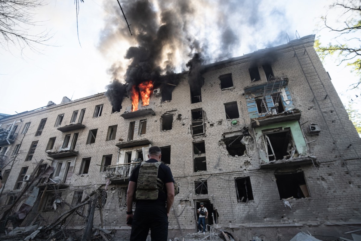 epaselect epa12993636 A fire engulfs a building following a Russian airstrike on a residential area in Kramatorsk, Donetsk region, eastern Ukraine, 25 May 2026, amid the Russian invasion. At least 12  ...