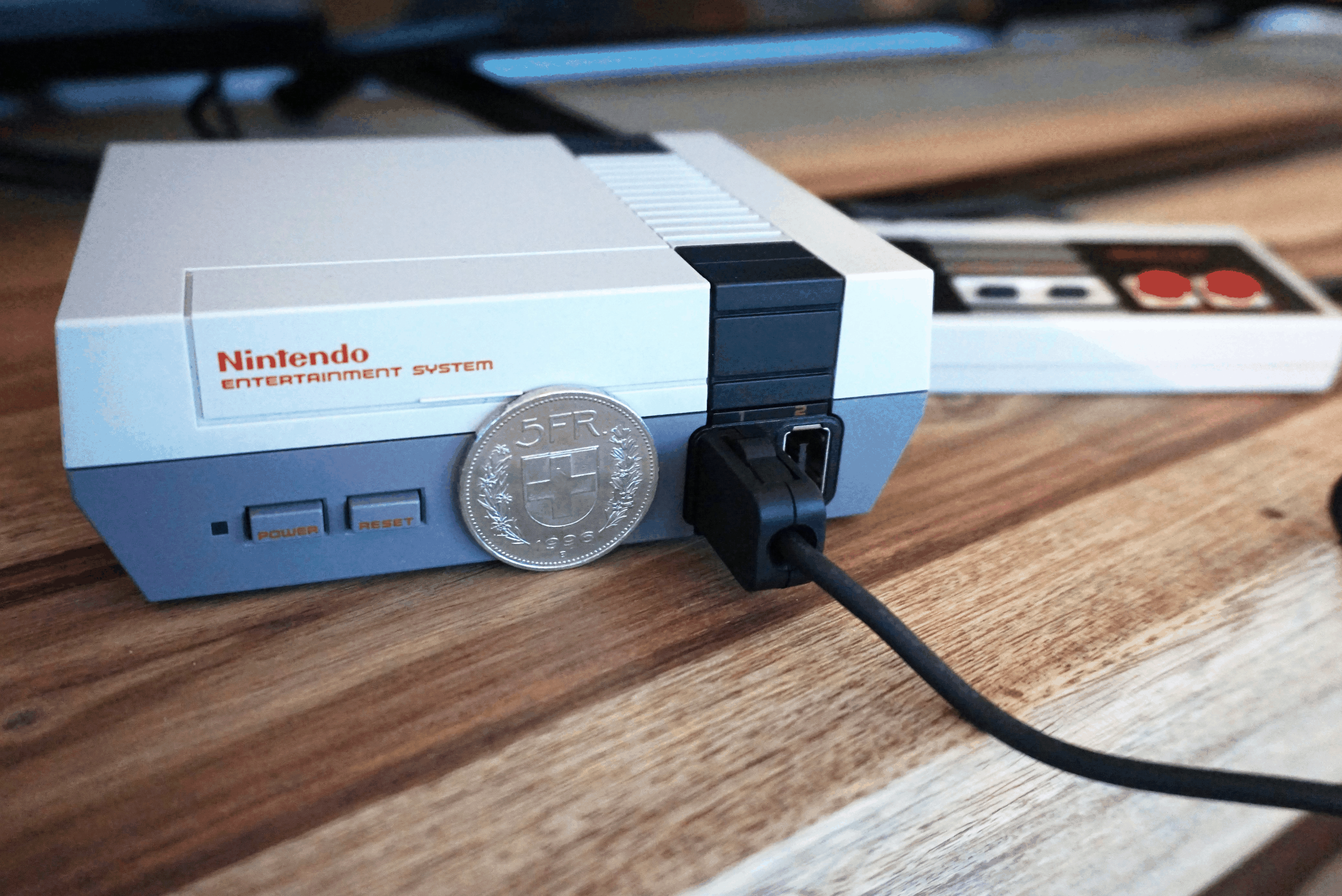 Nintendo hat das NES aus den 80er-Jahren geschrumpft und verkauft die Neuauflage der Spielkonsole inklusive 30 vorinstallierter Games für rund 90 Franken.