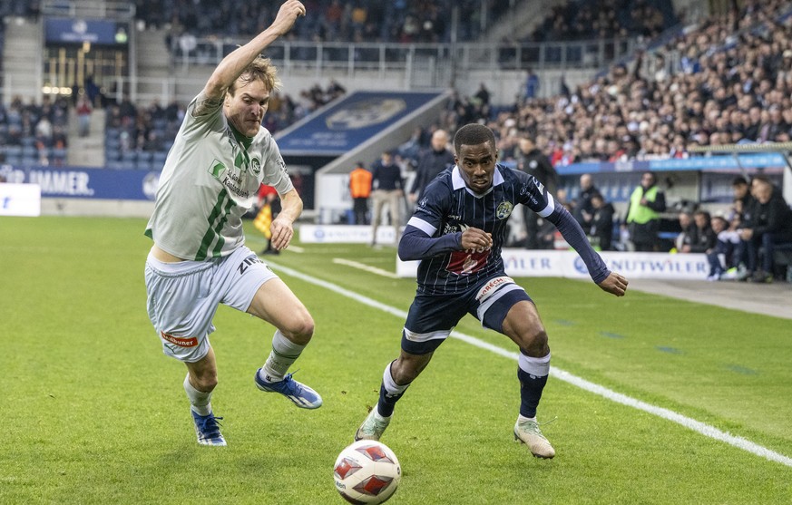 Teddy Okou, rechts, von Luzern im Spiel gegen Fabian Schubert, links, von St. Gallen beim Super League Meisterschaftsspiel zwischen dem FC Luzern und dem FC St. Gallen vom Sonntag, 4. Februar 2024 in  ...