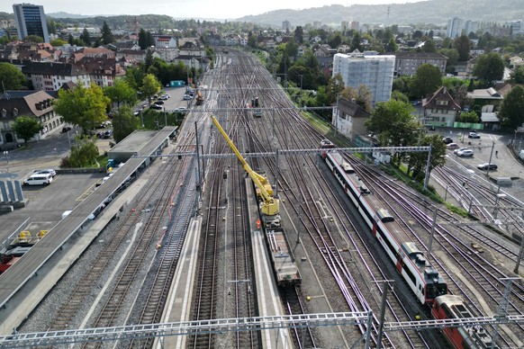 SBB-Mitarbeiter der Abteilung Unterhalt und Bau fuehren Verstaerkungsarbeiten an den Stromleitungen durch, die den Bahnhof Biel versorgen, fotografiert am Samstag, 30. September 2023, im Bahnhof Biel. ...
