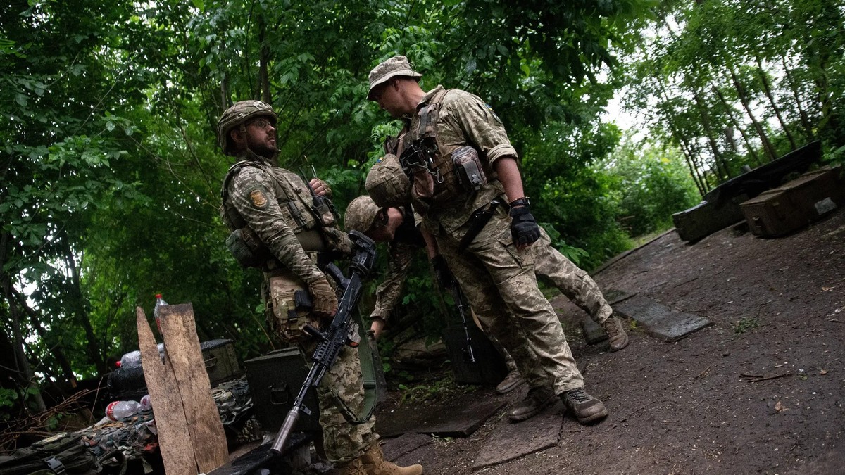 Des soldats ukrainiens au front: en temps de guerre, les lignes d'arbres peuvent servir à documenter les gains de terrain.