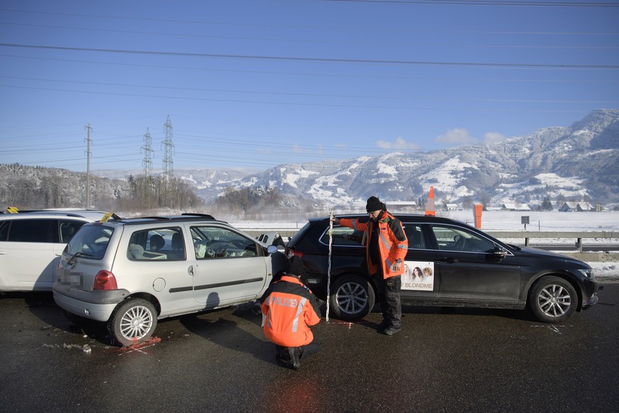 ACHTUNG REDAKTIONEN: BILD WURDE DIGITAL BEARBEITET, UM NUMMERNSCHILD UNKENNTLICH ZU MACHEN --- Blick auf stehende Fahrzeuge nach einer Massenkarambolage auf der Autobahn A3, am Freitag, 6. Januar 2017 ...