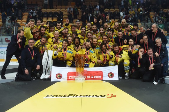 epa05256151 The Team of SC Bern Hockey Club poses with the Cup after winning the Swiss Playoff Finals at the End National League A (NLA) games between HC Lugano and SC Bern, in Lugano, Switzerland, on ...