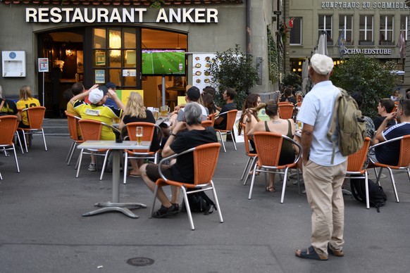 YB Fans verfolgen das entscheidende Spiel zwischen dem FC Sion und YB auf einer Terrasse im Restaurant Anker, am Freitag, 31. Juli 2020, in Bern (KEYSTONE/Anthony Anex)