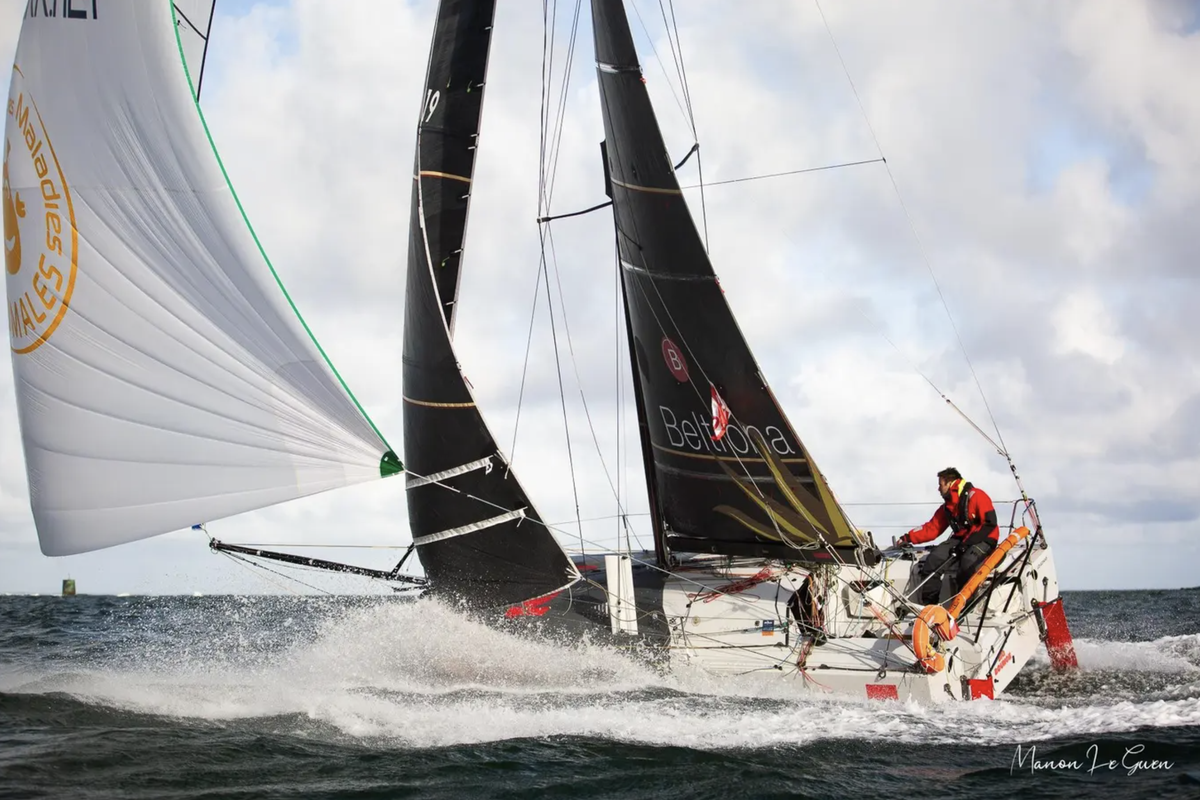 Felix Oberle und sein neues Prototyp-Boot in der Vorbereitung auf die Mini-Transat.