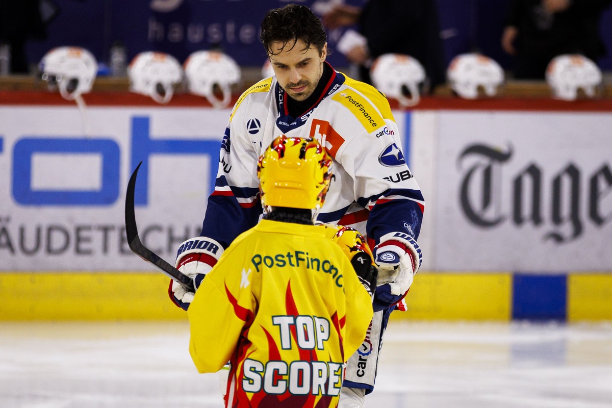 ZSC Lions PostFinance Top Scorer Denis Malgin und PostFinance Top Scorer Einlaufkid waehrend dem Qualifikationsspiel der Eishockey-Meisterschaft der National League zwischen den Teams EHC Kloten und Z ...
