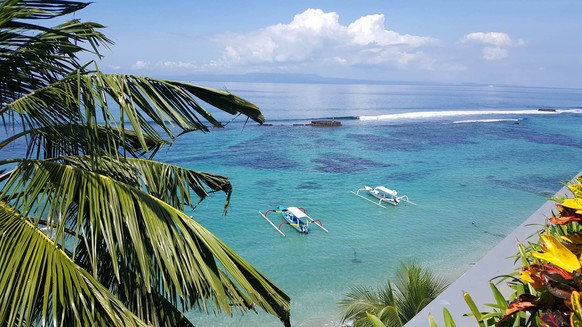 Das türkisblaue Meer vor Bali.