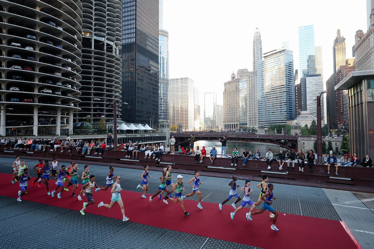 CHICAGO, ILLINOIS - OCTOBER 11: Athletes race across the Chicago River during the Chicago Marathon on October 11, 2026 in Chicago, Illinois. (Photo by Isaac Wasserman/Getty Images)