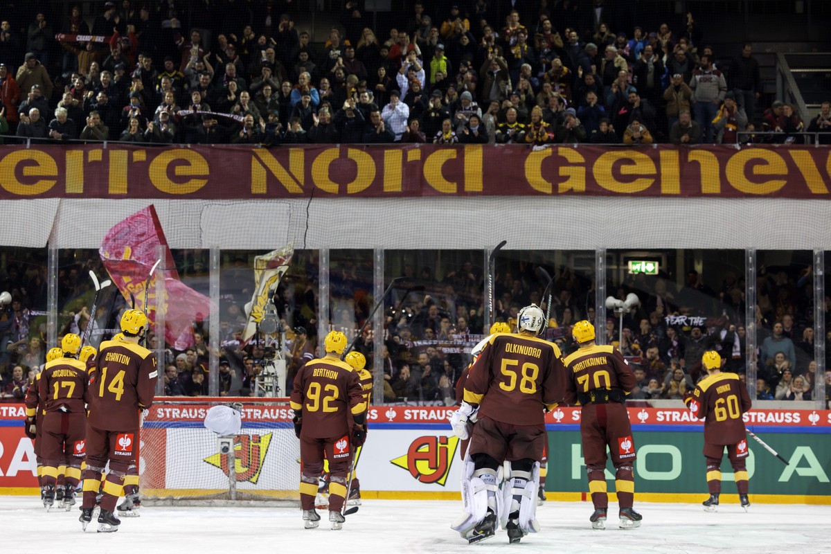 epa11066638 Geneve-Servette's players wave to their supporters after their draw in the Champions Hockey League semifinal game between Geneve-Servette HC and Lukko Rauma, in Geneva, Switzerland, 0 ...