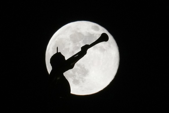 A statue of the Angel Moroni atop the Dallas Texas Temple is visible with the full beaver supermoon behind it Wednesday, Nov. 5, 2025, in Dallas. (AP Photo/Julio Cortez)
Texas Supermoon