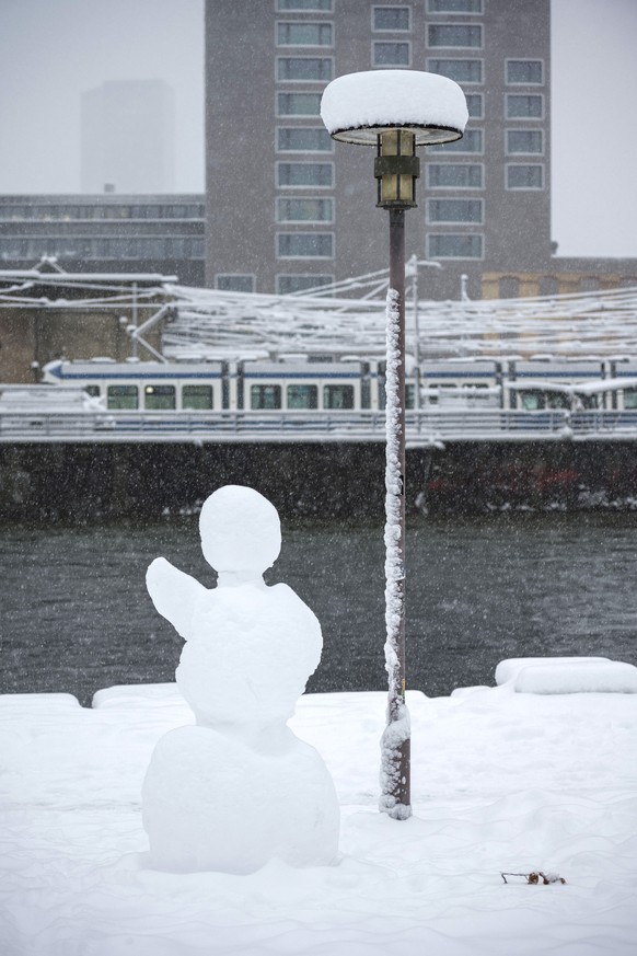 Ein Schneemann im Wipkingerpark im Hintergrund sind Parkierte Tram, fotografiert am 15. Januar 2021 in Zuerich. Die VBZ Haben den Betrieb eingestellt. (KEYSTONE/Christian Beutler)