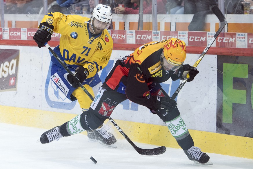 Davos Mauro Joerg, links, und Berns Top Scorer Andrew Ebbett, rechts, kaempfen um den Puck, beim Eishockey Meisterschaftsspiel der National League zwischen den SC Bern und dem HC Davos, am Freitag, 29 ...