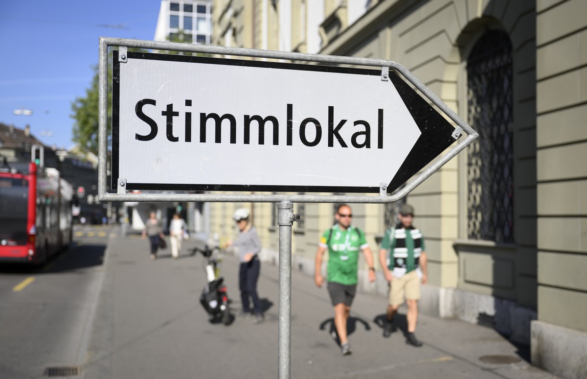 Ein Wegweiser weist den Weg zum Stimmlokal im Berner Generationenhaus, am Sonntag, 15. Mai 2022, in Bern. Das eidgenoessische Stimmvolk muss am Sonntag ueber drei Vorlagen bestimmen: die Uebernahme de ...