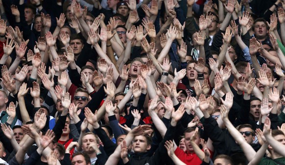Die Fans hoffen und bangen.
