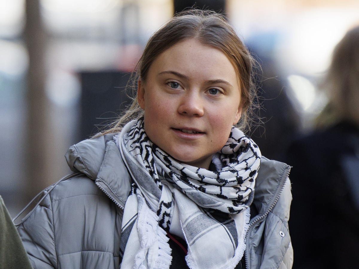 epa11117524 Swedish environmental activist Greta Thunberg arrives at Westminster Magistrates Court in London, Britain, 01 February 2024. Thunberg has pleaded not guilty to a public order offence charg ...