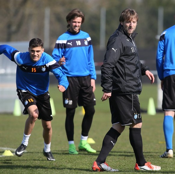 Timo Jankowski, Konditionstrainer des Grasshopper Club Zuerich, Mitte, bei einem Training im GC Campus in Niederhasli, am Dienstag, 14. Maerz 2017. (KEYSTONE/Siggi Bucher)