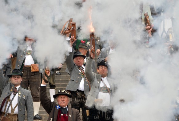 Das sind keine Terroristen – bloss Bayern, die gern zündeln. Beim Oktoberfest 2014, um genau zu sein.