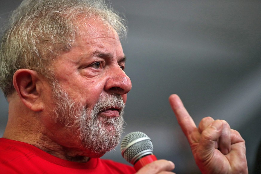 epa06470918 Former Brazilian president Luiz Inacio Lula da Silva speaks as he meets supporters at the ABC Metalworkers&#039; Union in Sao Bernardo do Campo, Sao Paulo, Brazil, 24 January 2018. A regio ...