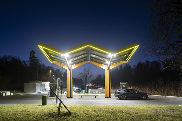 Schnellladestation mit Solardach auf dem A1-Rastplatz bei Lenzburg.