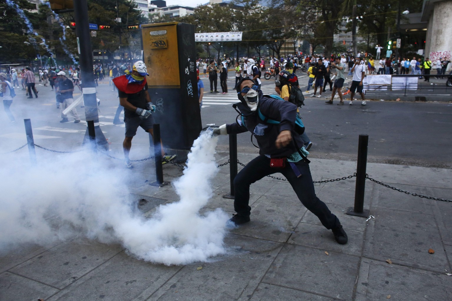 Zurück an den Absender: Demonstrant wirft in Caracas Tränengasgeschoss Richtung Polizei.&nbsp;