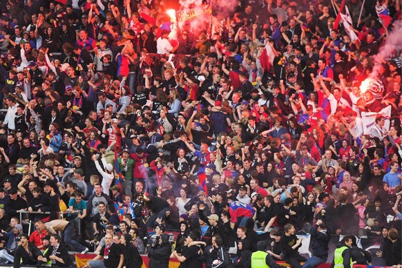 Die Basler Fans in der Muttenzer Kurve jubeln ueber den erziehlten Ausgleich zum 1-1 im Fussballspiel der Super League zwischen dem FC Basel und FC Zuerich am Samstag, 13. Mai 2006, in Basel. (KEYSTON ...