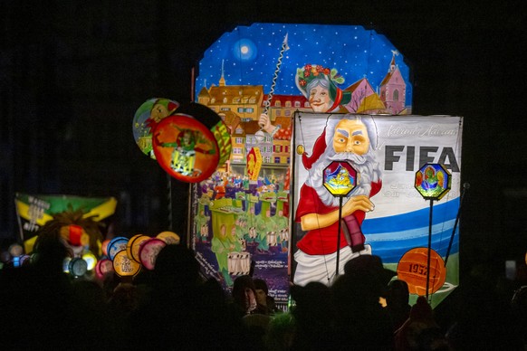 Fasnachtscliquen mit Laternen ziehen durch die Strassen am Morgestraich in Basel, am Montag, 27. Februar 2023. Mit dem Morgestraich beginnt am Montagmorgen um 04:00 Uhr die Basler Fasnacht. (KEYSTONE/ ...