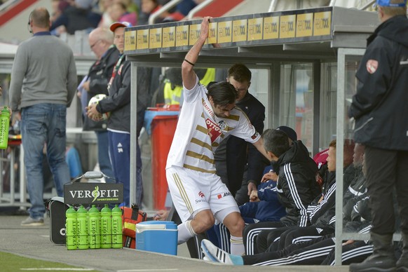 11.04.2015; Thun; Fussball Super League - FC Thun - FC Luzern; Tomislav Puljic (FC Luzern) muss ausgewechselt werden (Martin Meienberger/freshfocus)