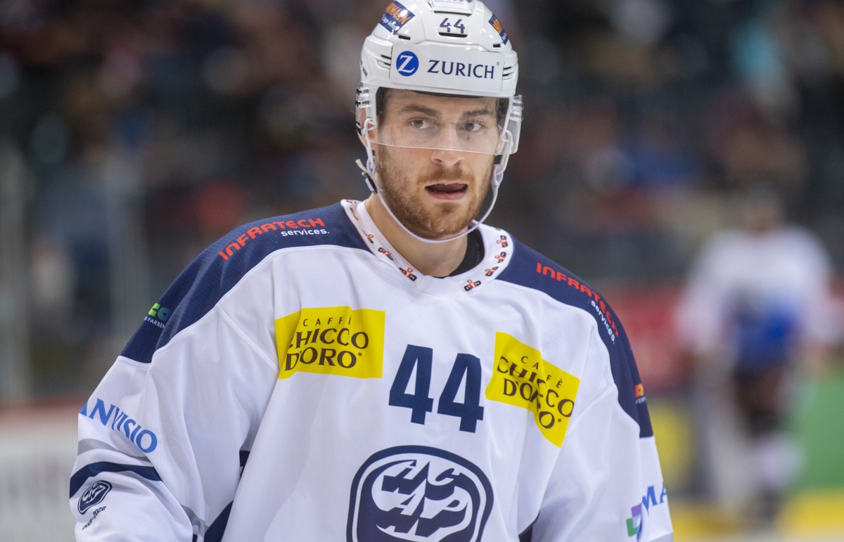 Ambris Andre Heim waehrend einem Vorbereitungsspiel der National League zwischen dem SC Bern und dem HC Ambri-Piotta, am Freitag 27. September 2021 in der Postfinance Arena in Bern. (KEYSTONE/Marcel B ...